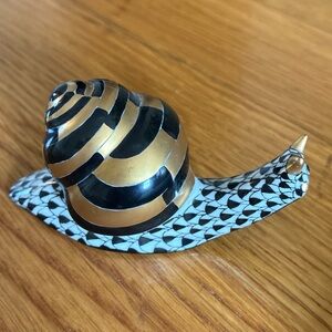 Herend baby snail 15520 black fishnet